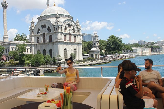 Bosphorus Luxury Lunch Cruise & Black Sea Swimming Experience - The narrows moment: Anadoluhisarı and the story of control