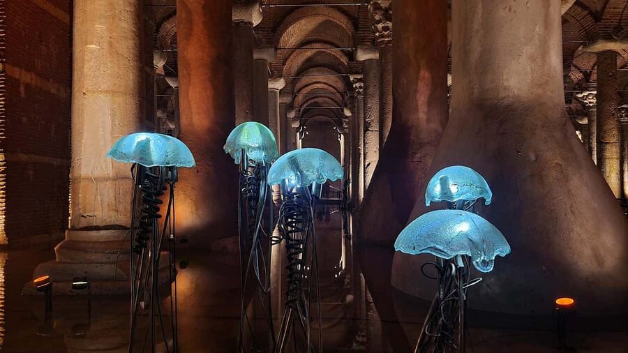 Hagia Sophia & Basilica Cistern Guided Tour Incl. Tickets - Meeting at Alman Çeşmesi, then getting oriented in Sultanahmet