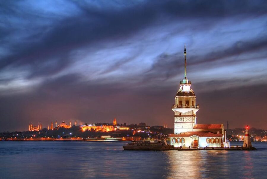 Istanbul: A short trip along the Bosphorus in the evening - Starting in Sultanahmet: the first views and first reality check