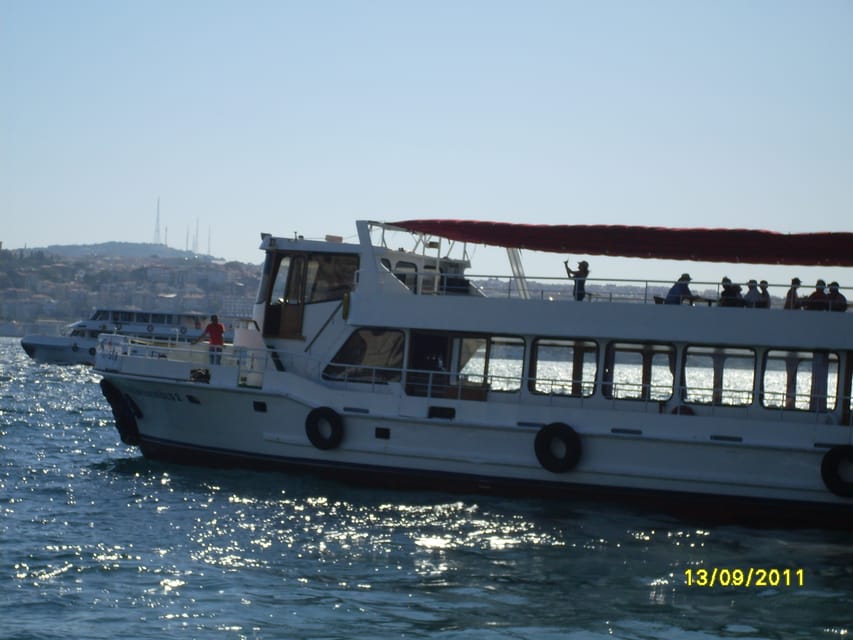 Istanbul: A short trip along the Bosphorus in the evening - Maiden’s Tower and Galata Tower: what to look for on a moving deck