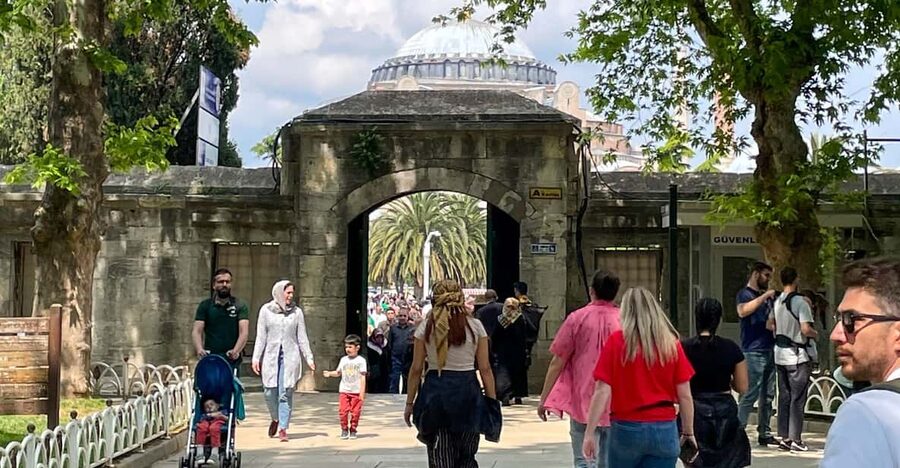 Istanbul: Blue Mosque, Basilica Cistern, & Hagia Sophia Tour - Getting started at Dsign Cafe by the Hippodrome