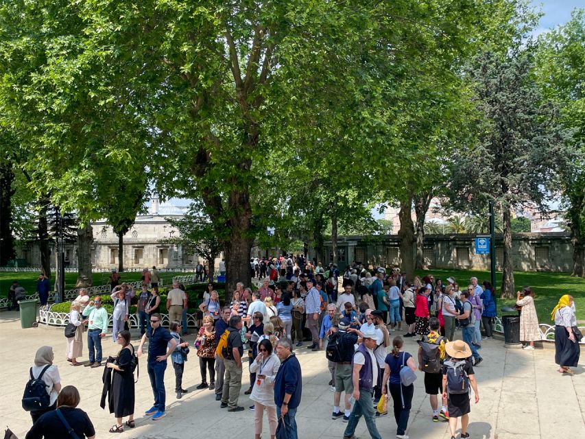 Istanbul: Blue Mosque Guided Tour - The first 15 minutes in Sultanahmet: a photo stop that also gets you oriented
