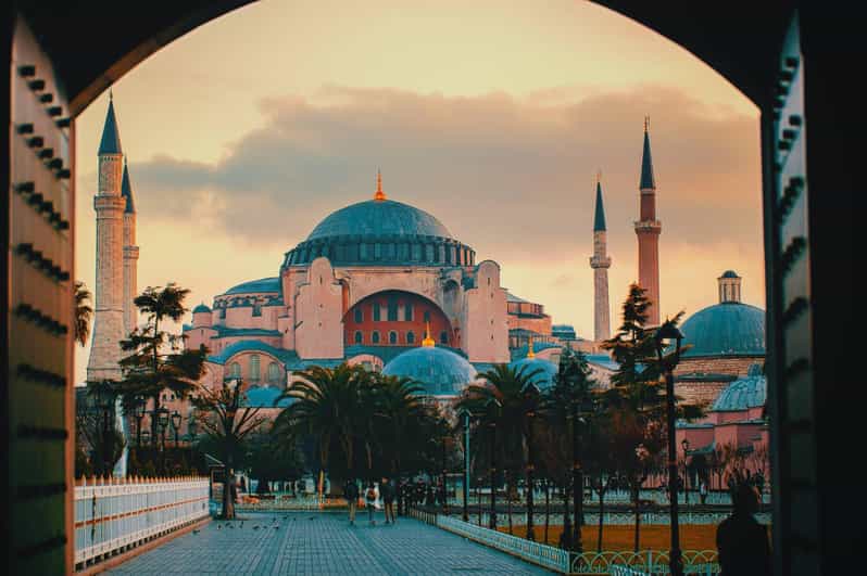Istanbul: Blue Mosque, Hagia Sophia, & Basilica Cistern Tour - Basilica Cistern and the Medusa heads: fast entry to a cool underground world