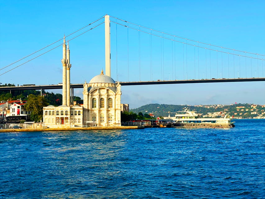Istanbul: Bosphorus and Golden Horn Sunset Yacht Cruise - Maiden’s Tower and Topkapı Palace area: the classic sunset silhouettes
