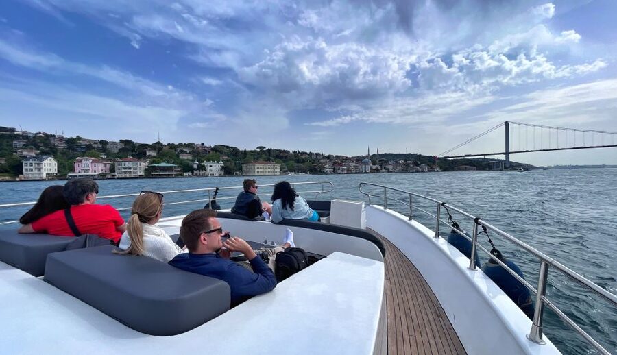 Istanbul: Bosphorus Cruise with Stopover on the Asian Side - Dolmabahçe Palace and Mosque: the European-facing Ottoman “modern” start