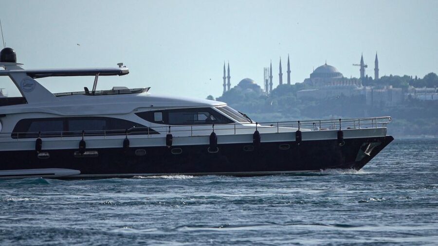 Istanbul: Bosphorus Cruise with Stopover on the Asian Side - Ciragan Palace and Ortaköy: high style along the shoreline