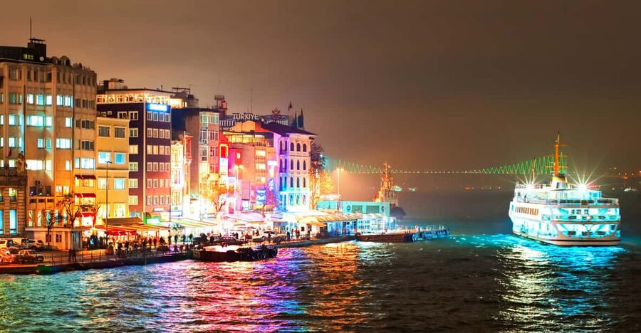 Istanbul: Bosphorus Dinner Cruise Incl. Drinks with Transfer - A Bosphorus night cruise with dinner and Turkish show