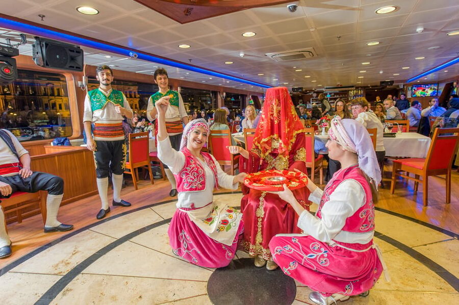 Istanbul: Bosphorus Dinner Cruise Incl. Drinks with Transfer - What you eat: fish or meat, 3 courses, and how the drinks work