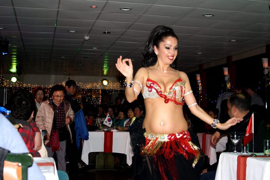 Istanbul: Bosphorus Dinner Cruise Incl. Drinks with Transfer - The entertainment: Turkish folk dancing, henna, and DJ energy