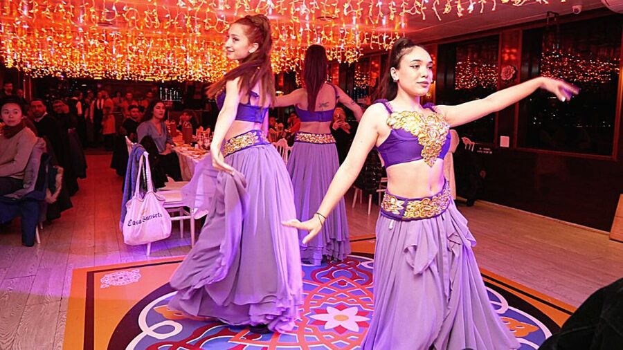 Istanbul: Bosphorus Dinner Cruise with Drinks & Turkish Show - Where to Sit on the Elite Dinner Cruise for Better Sightlines