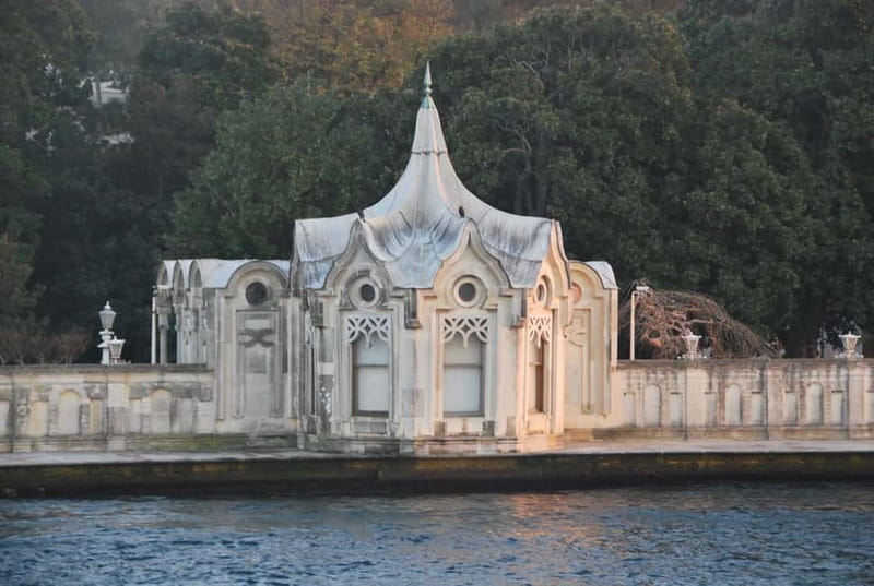 Istanbul: Bosphorus Lunch Cruise with Guide - Lunch on board: included, but manage expectations