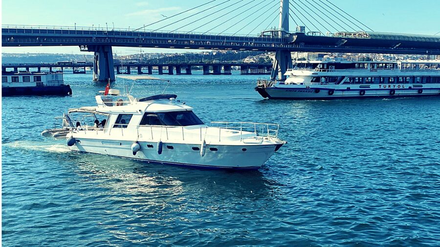 İstanbul: Bosphorus Private Yacht Cruise with Tea and Coffee - Crew and boat quality: what to watch before you go