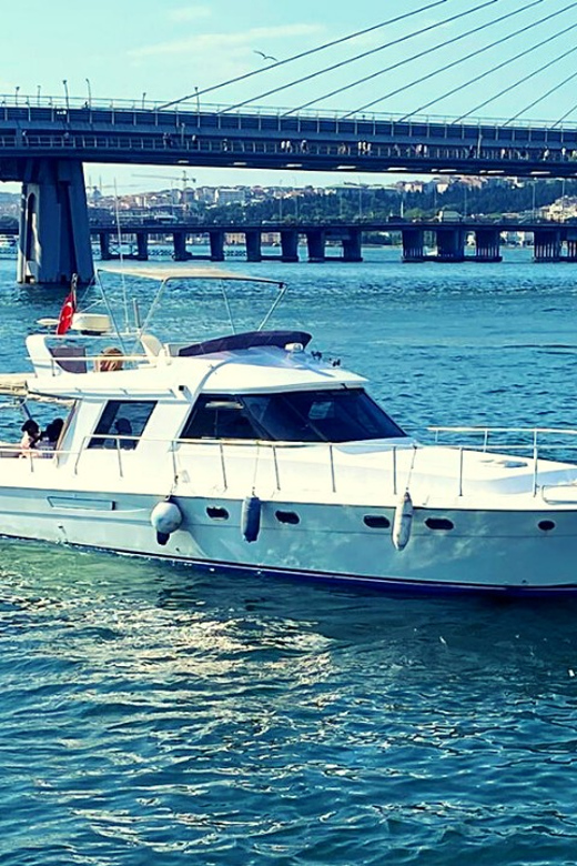 İstanbul: Bosphorus Private Yacht Cruise with Tea and Coffee - What you’ll see: bridge, mosques, fortresses, and palaces from the water