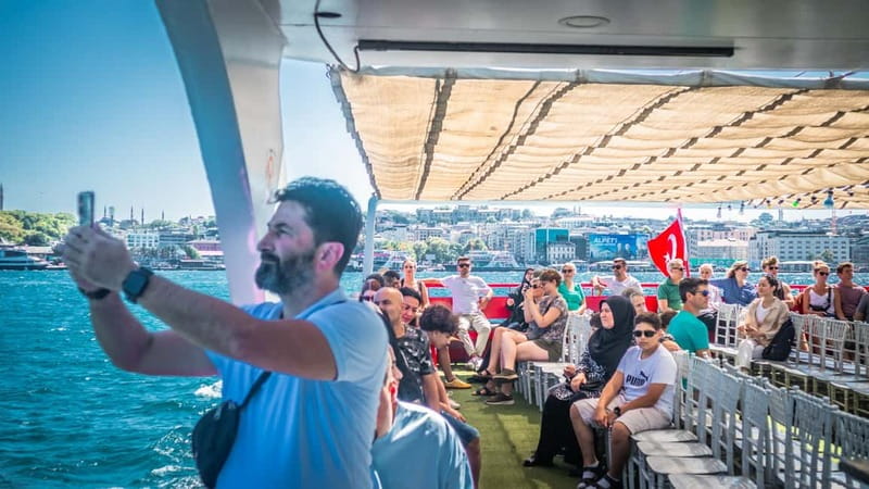 Istanbul: Bosphorus Sightseeing Cruise Tour with Audio Guide - Asian side highlights: Küçüksu Kasrı, palaces, and Üsküdar seaside