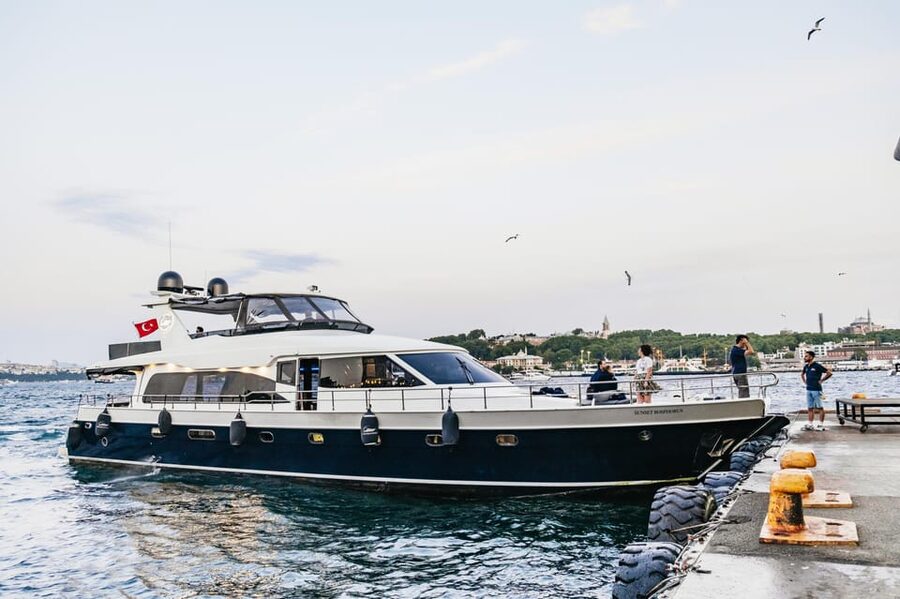 Istanbul: Bosphorus Sunset Cruise on a Luxury Yacht - Why a Bosphorus Sunset Yacht Cruise Feels Like a Two-Continents Evening