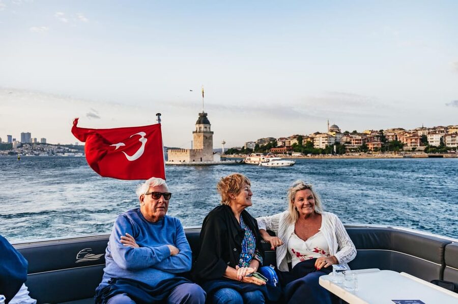 Istanbul: Bosphorus Sunset Cruise on a Luxury Yacht - Palaces, Fortresses, and the Uskudar Side: What You’ll Spot in the Dusk Glow