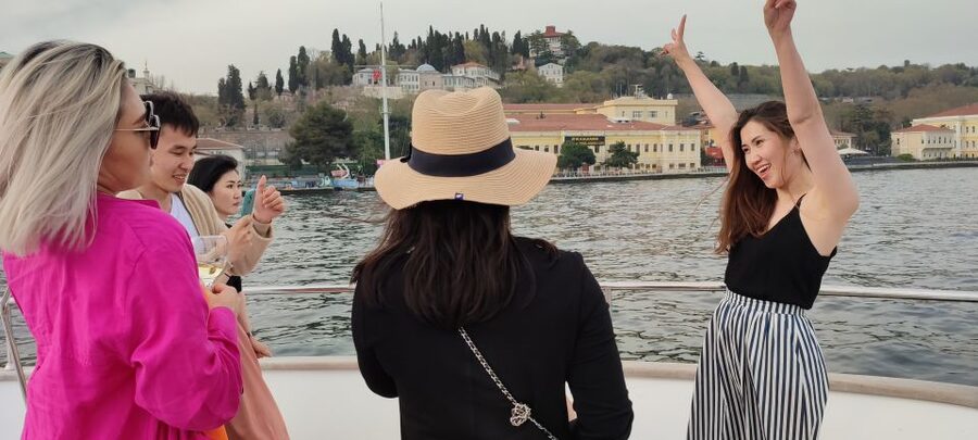 Istanbul: Bosphorus Sunset Cruise on Yacht with Live Guide - Palaces Along the Waterline: Küçüksu and Beylerbeyi