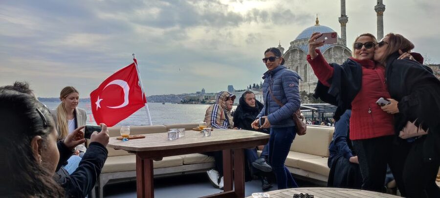 Istanbul: Bosphorus Sunset Cruise on Yacht with Live Guide - Maiden’s Tower at Golden Hour: The Photo Stop You’ll Care About