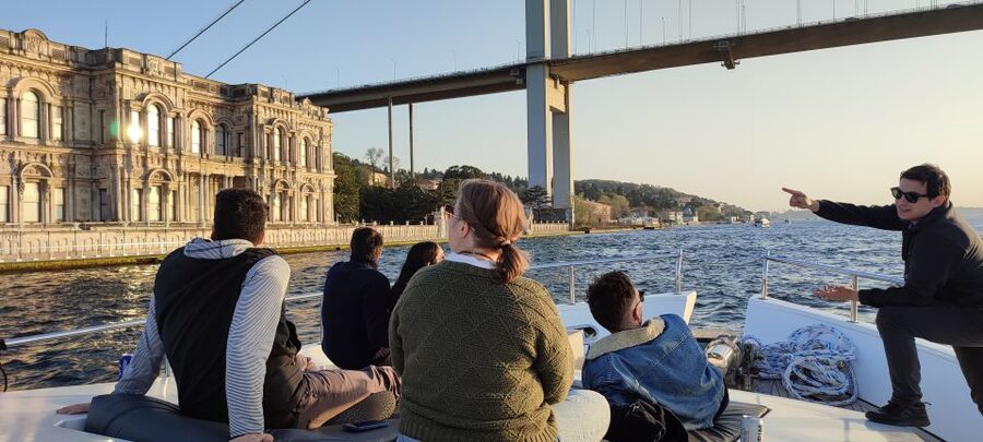 Istanbul: Bosphorus Sunset Cruise on Yacht with Live Guide - Topkapı, Galata Bridge, Galata Tower, and Galataport on the Return