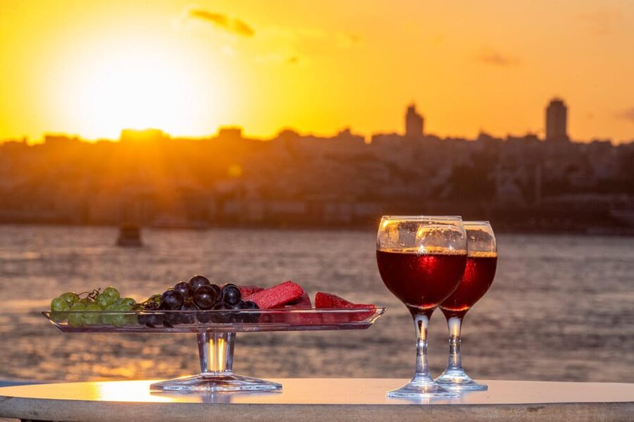 Istanbul: Bosphorus Sunset Cruise with Drinks & Snack - Choosing where to sit on board for the best views