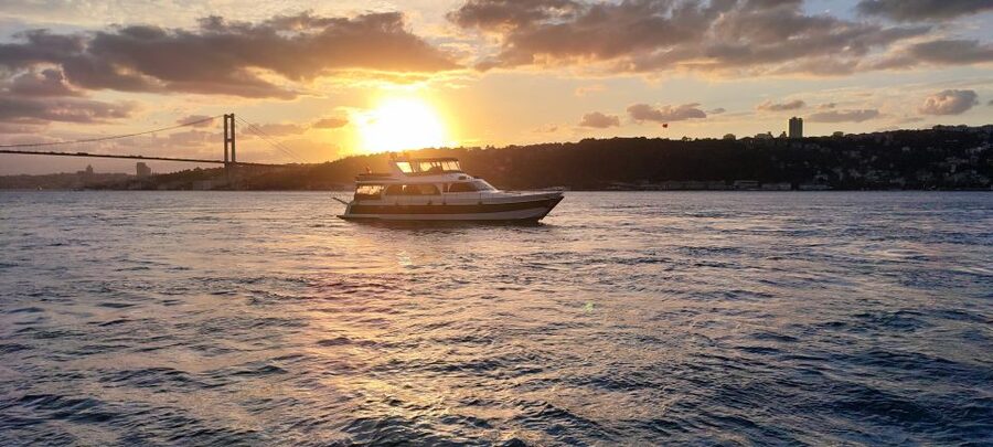 Istanbul: Bosphorus Sunset Cruise with Snacks and Wine - Boarding and the First Landmarks: Dolmabahçe Palace and the Palace-View Feel