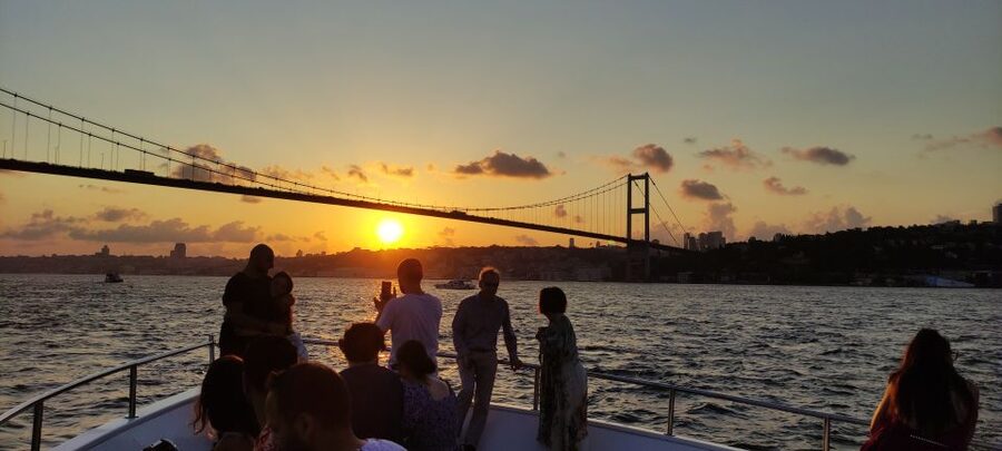 Istanbul: Bosphorus Sunset Cruise with Snacks and Wine - Besiktas and Ortaköy: Where the Bosphorus Gets Its Personality