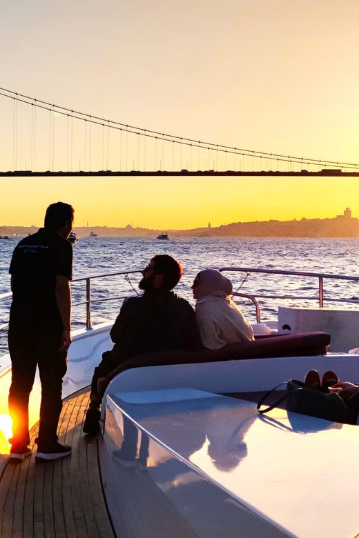 Istanbul: Bosphorus Sunset Yacht Cruise with Live Guide - Beylerbeyi Palace, Üsküdar, and Maiden’s Tower at dusk
