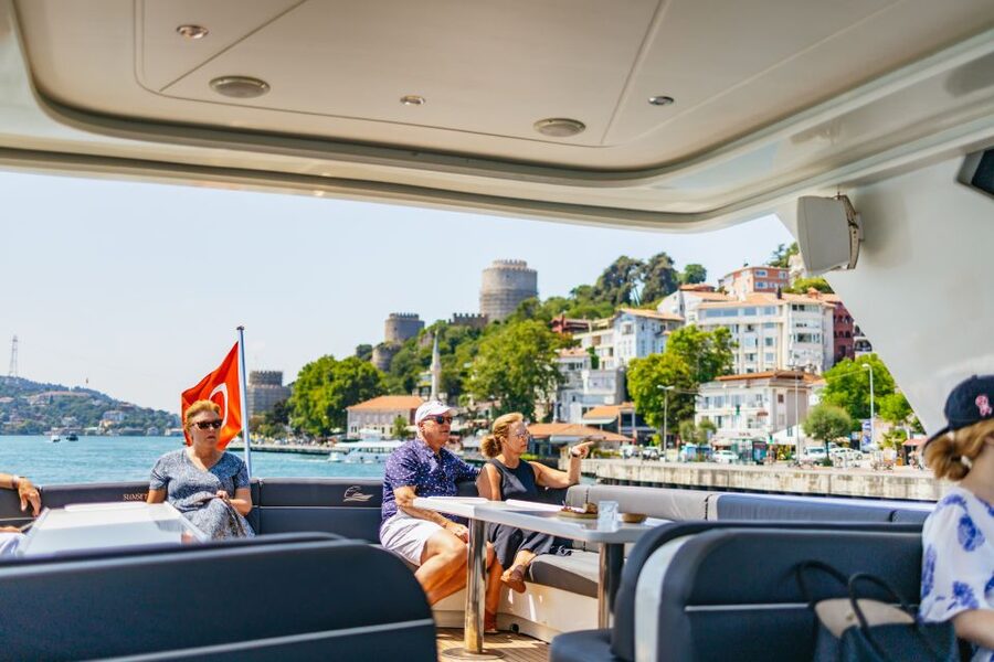 Istanbul: Bosphorus Yacht Cruise with Stopover on Asian Side - The Dolmabahçe start, where the tour begins with big names