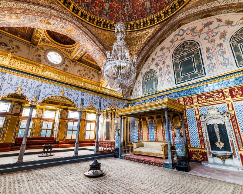 Istanbul City Walk: Blue Mosque, Old Town & Hippodrome - Getting Oriented at Sultanahmet and Alman Çeşmesi