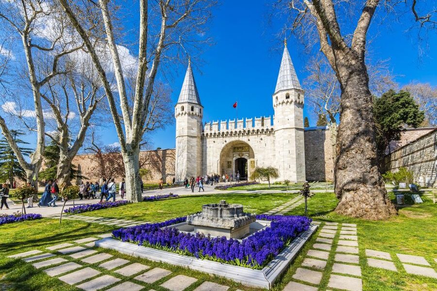Istanbul City Walk: Blue Mosque, Old Town & Hippodrome - Hippodrome of Constantinople: Chariot Races, Remaining Stone