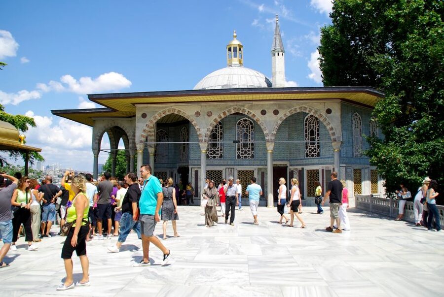 Istanbul City Walk: Blue Mosque, Old Town & Hippodrome - Entering Sultan Ahmed Mosque (Blue Mosque) Like You Mean It