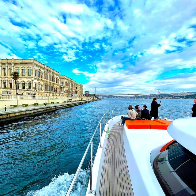 Istanbul: Daytime Bosphorus Yacht Cruise with Fruit & Snacks - Food and drinks: fruit, mini pizzas, and the snacks that actually keep you happy