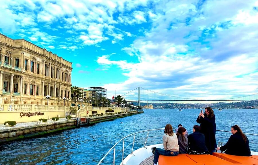 Istanbul: Daytime Bosphorus Yacht Cruise with Fruit & Snacks - Crew and service: where the tour wins the day