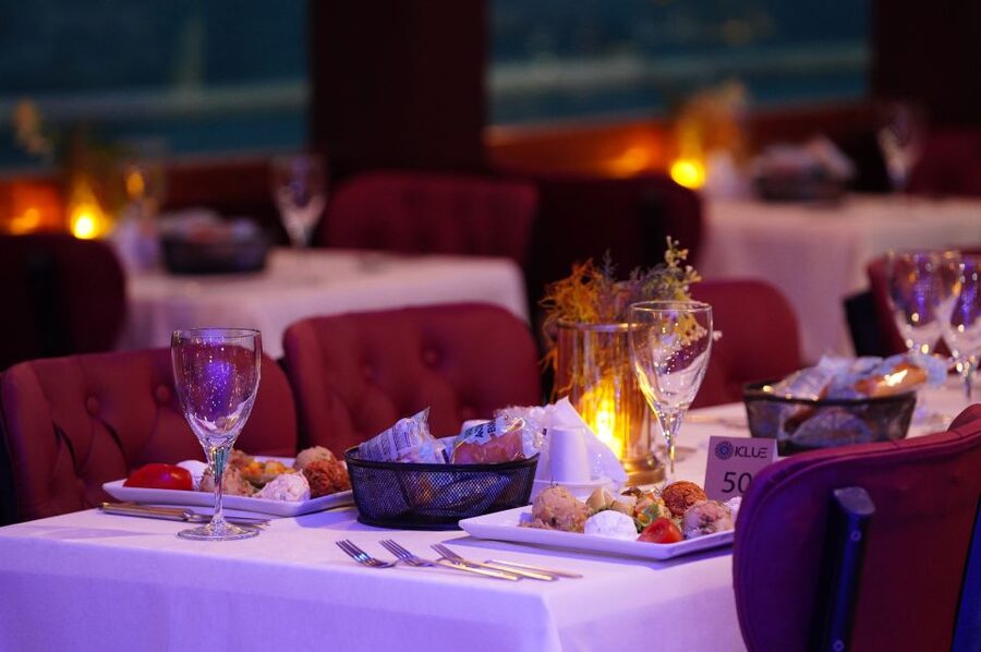 Istanbul: Dinner Cruise and Entertainment with Private Table - Service, Private Tables, and the Names That Show Up