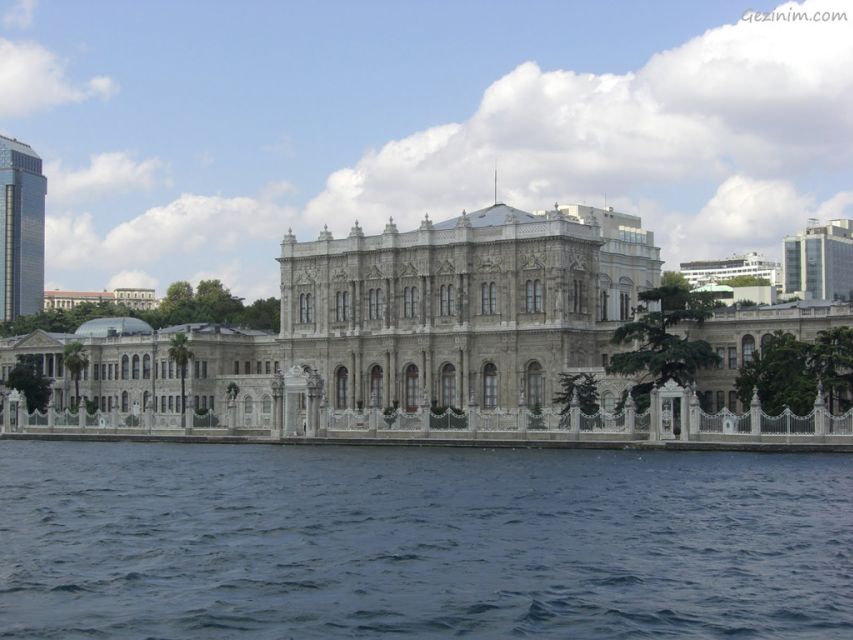 Istanbul: Dolmabahçe Palace and Uskudar Guided Tour - A half-day route that actually connects Europe and Asia