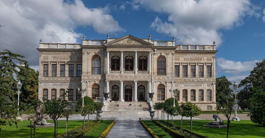 Istanbul: Dolmabahce Palace Tour and Bosphorus Yacht Cruise - Dolmabahçe Palace, Ottoman power shown in European style