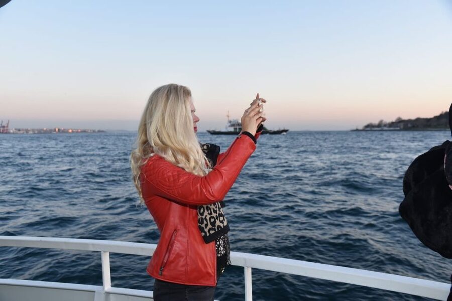 Istanbul: Explore Bosphorous on a Sunset Boat Cruise - Beylerbeyi free time on the Asian side, a short shopping and walking break