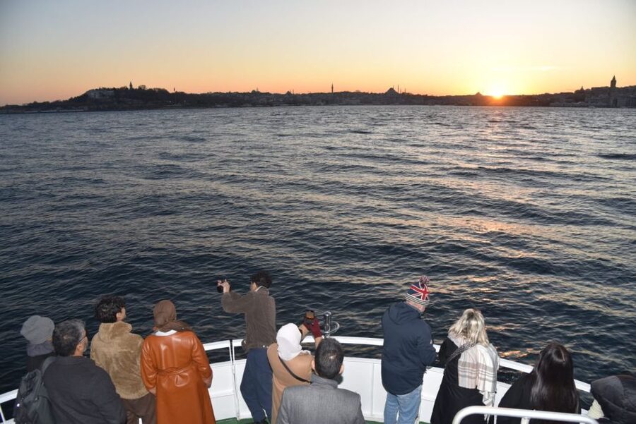 Istanbul: Explore Bosphorous on a Sunset Boat Cruise - What you get from the guides, and how that affects your experience