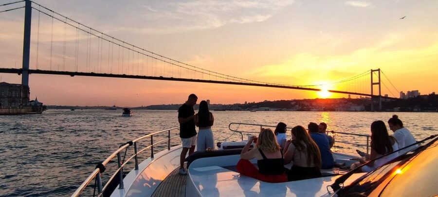 Istanbul: Guided Old City Tour and Bosphorus Sunset Cruise - Luxury yacht sunset cruise to Maiden’s Tower: the payoff