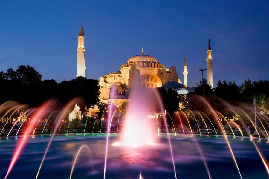 Istanbul: Hagia Sophia, Blue Mosque, and Grand Bazaar Tour - What to wear and bring for Istanbul’s sacred-site rules