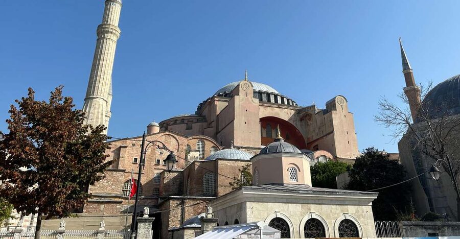 Istanbul: Hagia Sophia Tour with Skip-the-Line Entry Ticket - Sultanahmet Square and a photo pass of Sultan Ahmed Mosque