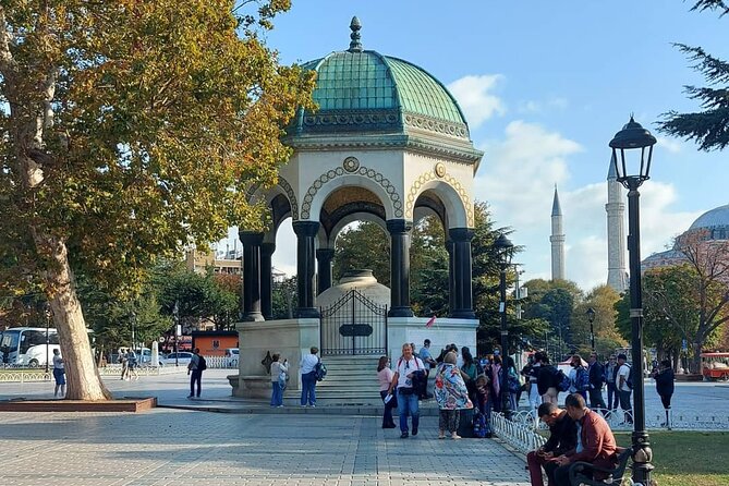 Istanbul Highlights! Blue Mosque, Hagia Sophia, Topkapı and More! - Starting the Loop at German Fountain (Meydanı Square)