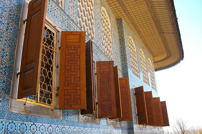 Istanbul Highlights: Guided Tour with Turkish Tea or Coffee - Stop-by-stop: Hagia Sophia and the moment you walk inside