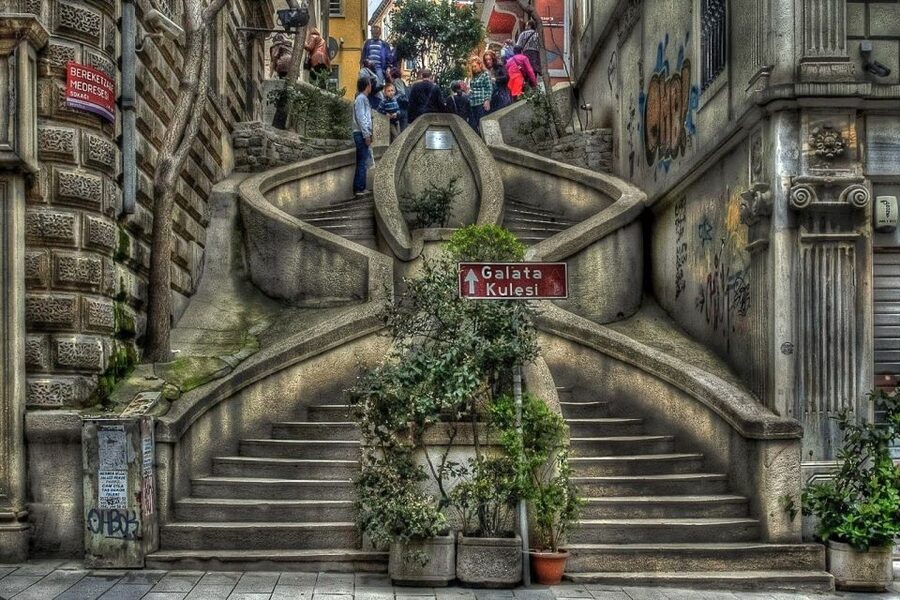 Istanbul: Jewish District 3-Hour Walking Tour - Galatasaray High School and Istiklal Street: start your morning with context