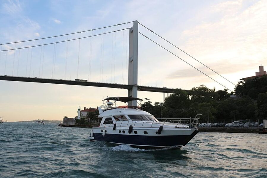 Istanbul: Luxury Yacht Tour at Sunset w Snacks - Why sunset on the Bosphorus is different from a daytime cruise