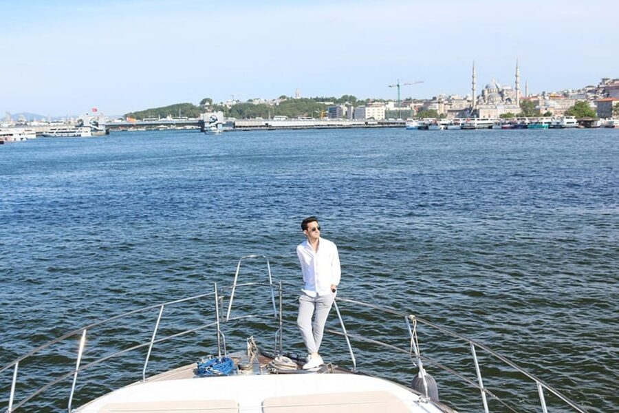 Istanbul: Luxury Yacht Tour at Sunset w Snacks - Finding Kabataş and getting on board without stress