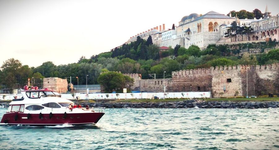 Istanbul: Old City Tour and Luxury Sunset Bosphorus Cruise - Topkapi Palace Exhibitions and Grand Bazaar Energy: Two Different Kinds of Istanbul