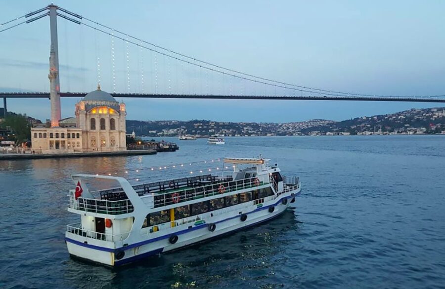 Istanbul: Old Town Highlights Tour & Bosphorus Cruise - Sultanahmet’s walk-in feel, starting at Hagia Sophia