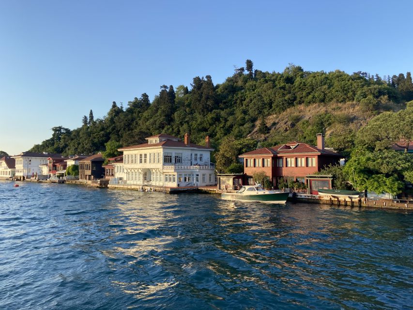 Istanbul: Old Town Highlights Tour & Bosphorus Cruise - Sultanahmet Square and a short reset before the Grand Bazaar