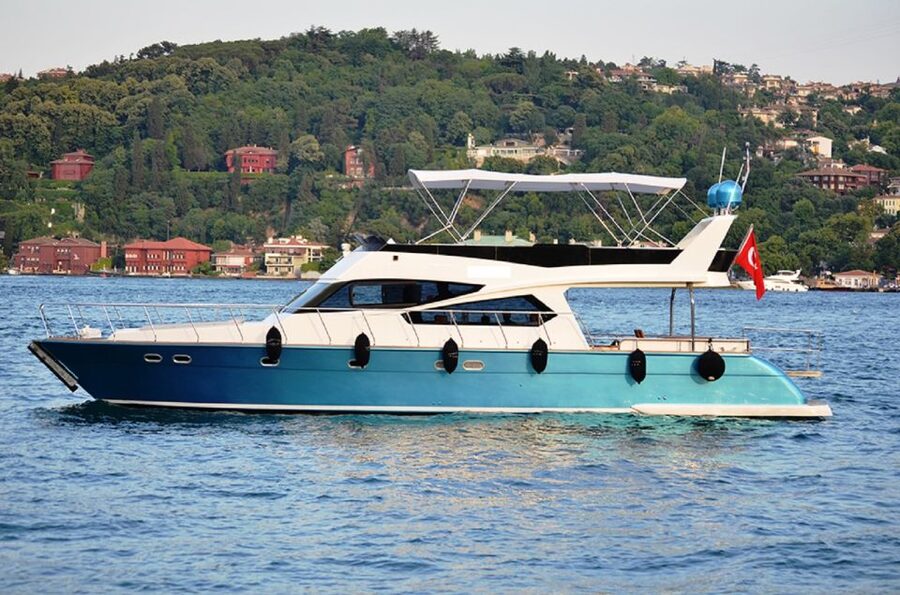 Istanbul: Old Town Tour and Bosphorus Lunch Cruise - Yacht Lunch on the Bosphorus: The Part You’ll Remember in Weather and Views
